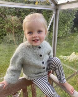 Novice Cardigan Mini - Chunky Edition - PetiteKnit - Str. 1-6 år