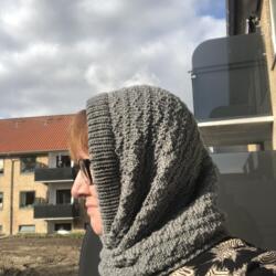 Opskrift til hætte/halsrør i Extrafine merino 90