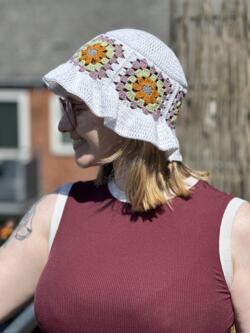 Hæklekits til Blomster bøllehat i Cotton nr. 8