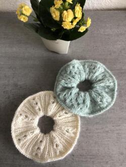 Opskrift på strikkede schrunchier med fine hulmønstre