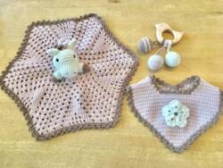 Opskrift til barselssæt med en lille hest hagesmæk med blomst og rangle