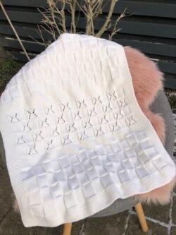 Opskrift til Viola’s babytæppe i Extrafine merino 120