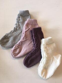 Opskrift til Børnestrømper med hulmønstre