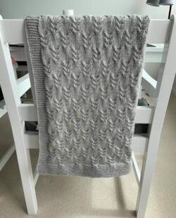 Opskrift til Babytæppe med snoninger i Extrafine merino 120