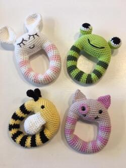 Opskrift til hæklede dyre rangler i Cotton nr. 8