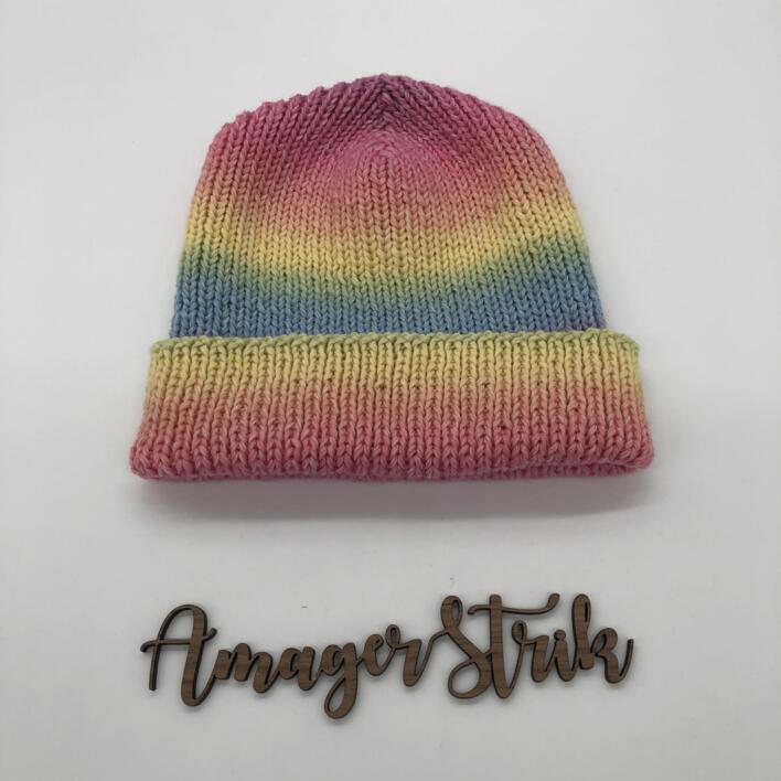 Strikkekits til Favorithuen i Regnbuefarver