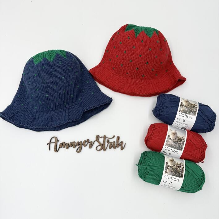 Strikkekits til enten jordbær eller blåbær bøllehat i Cotton nr. 8