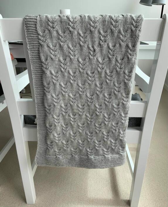 Opskrift til Babytæppe med snoninger i Extrafine merino 120