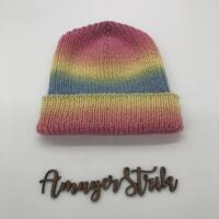 Strikkekits til Favorithuen i Regnbuefarver