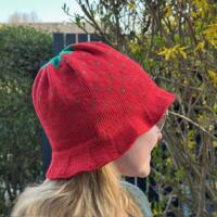 Opskrift til Jordbær/Blåbær bøllehat til voksne i Cotton nr. 8